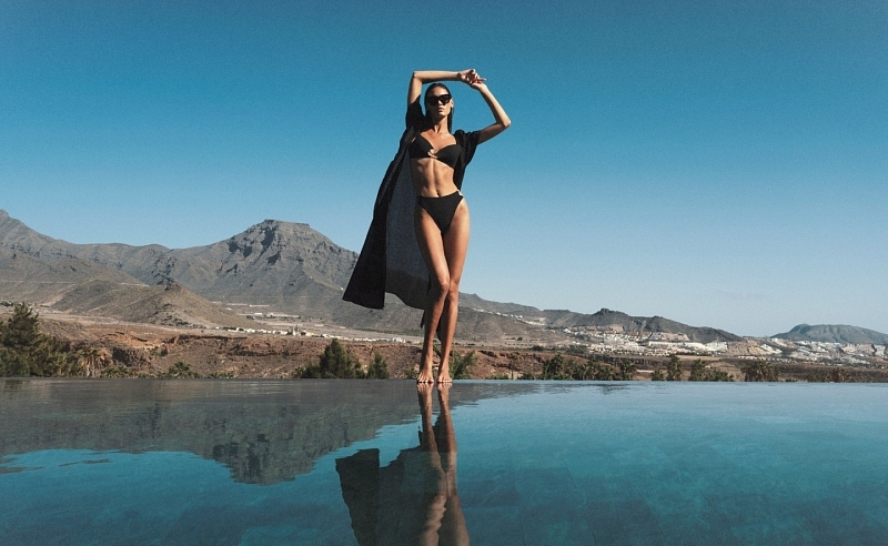 Что надеть поверх купальника: накидка, туника, парео или платье?